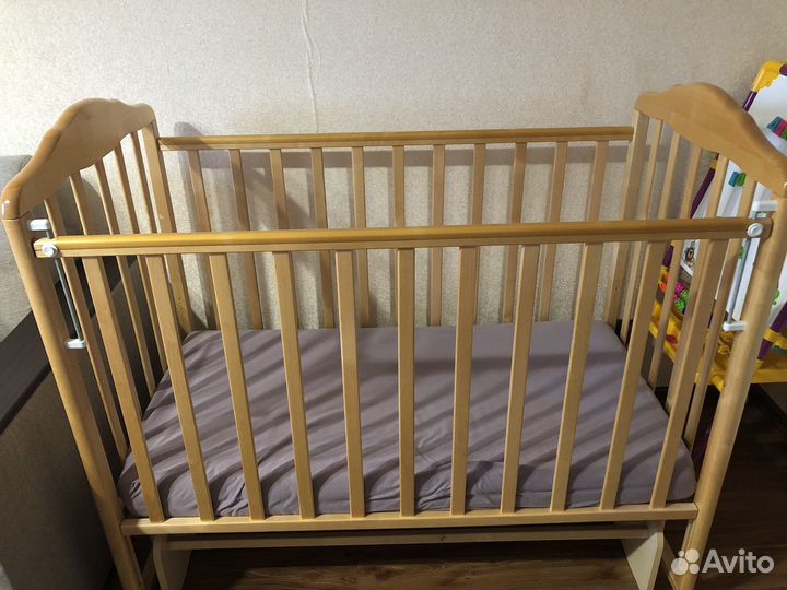 Детская кроватка с маятником
