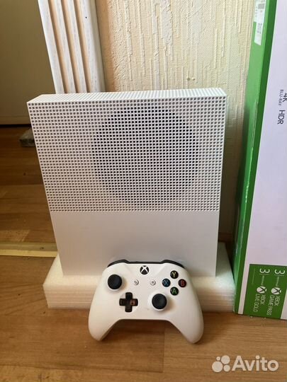 Xbox one s 500gb + геймпад