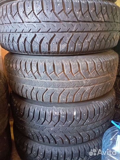 Зимняя резина на литых дисках 235/65/17
