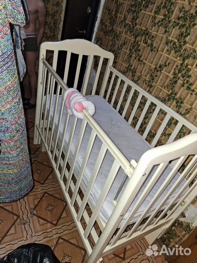 Детская кроватка с маятником