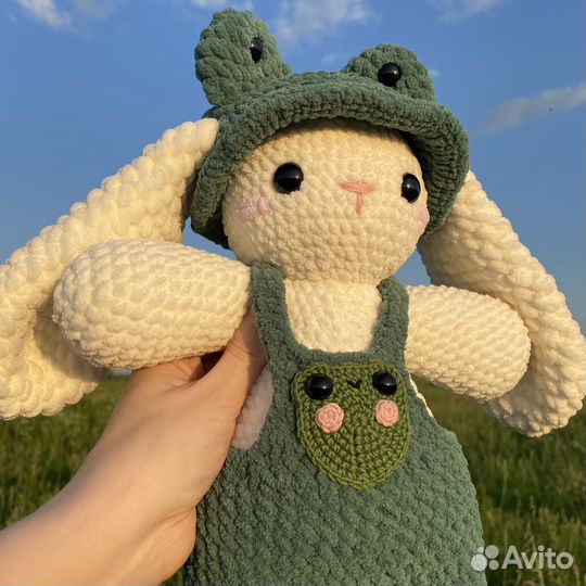 Плюшевый зайка в костюме лягушки