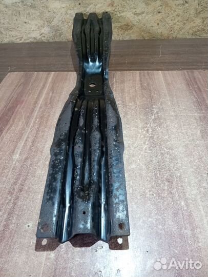Балка запаски Toyota land cruiser 100 05г