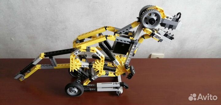 Конструктор по типу Лего с моторчиком