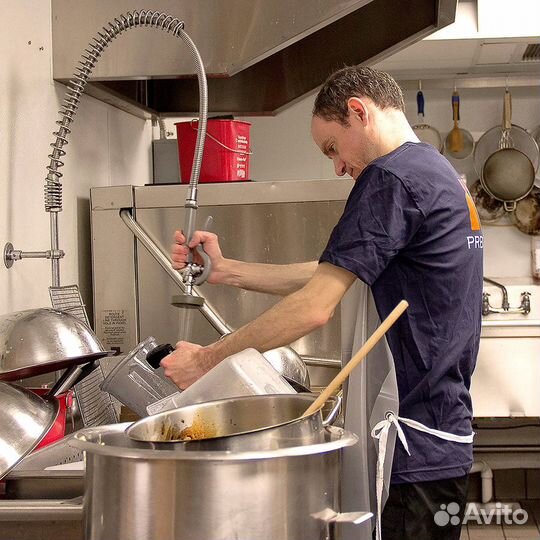 Сотрудник уборки в ночь