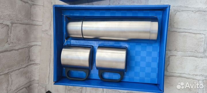 Термос в наборе с кружками