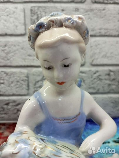 Фарфоровая статуэтка 