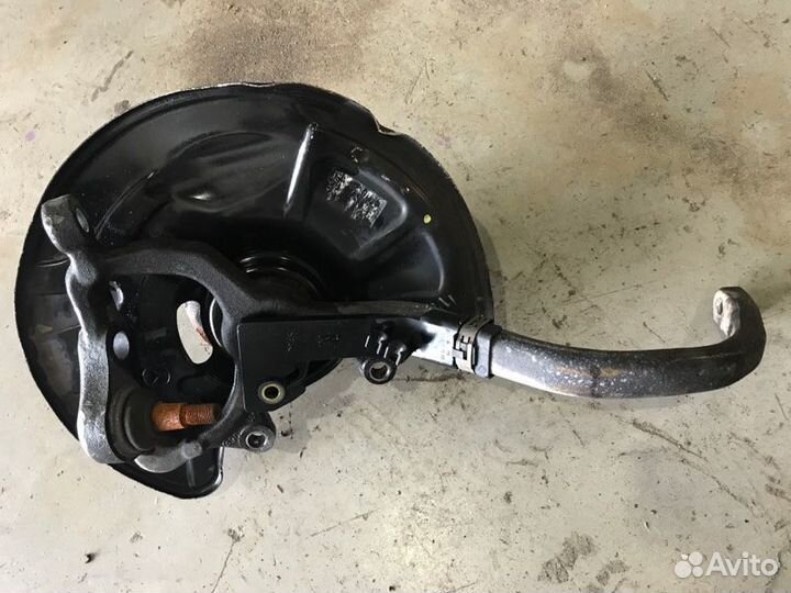 Поворотный кулак передний правый Mercedes-Benz