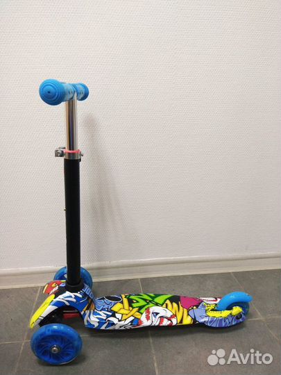 Самокат Mini с принтом, голубые колеса
