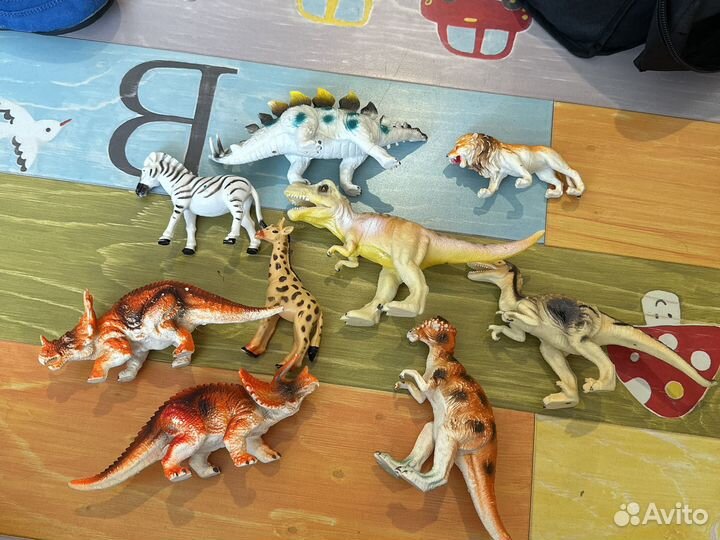 Фигурки динозавров