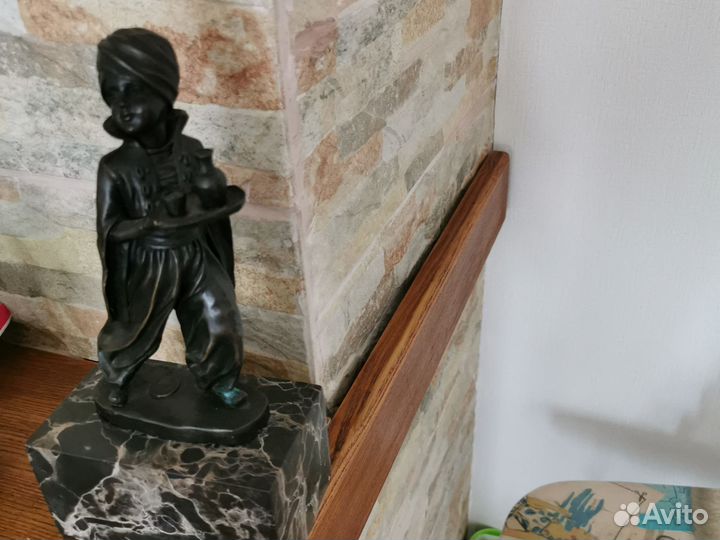 Мальчик слуга бронза