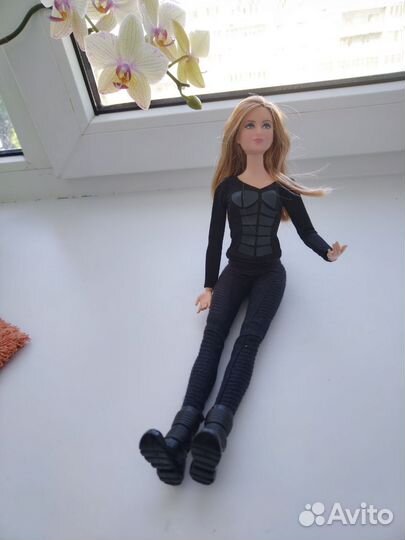 Кукла Трис Дивергент с небольшим нюансом на лице