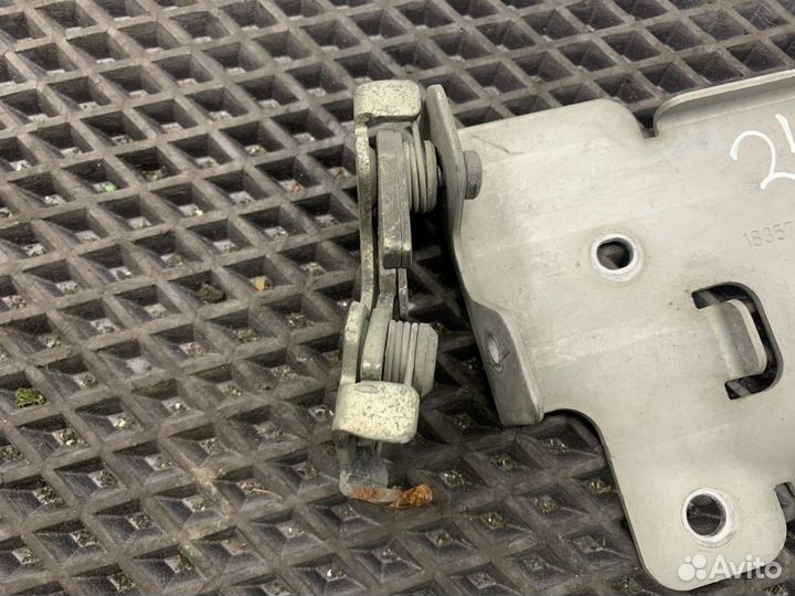 Замок капота правый Daf XF106