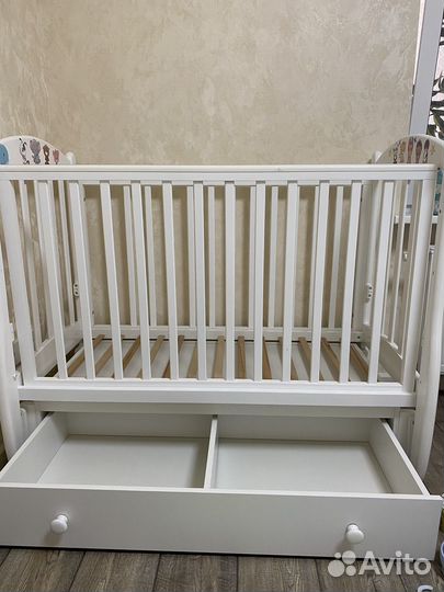 Детская кроватка с маятником, матрасом и ящиком