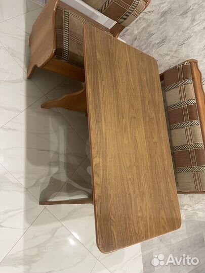 Кухонный уголок со столом