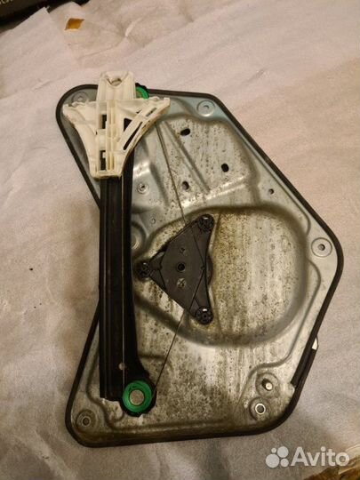 Стеклоподъемник задний правый Skoda Yeti 2011