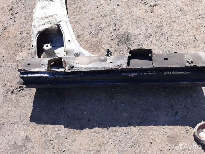 Левый порог центральная стойка королла 180