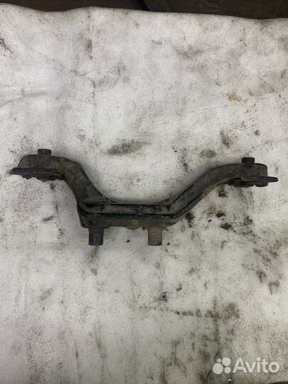 Крепление, кронштейн редуктора Honda CRV 1