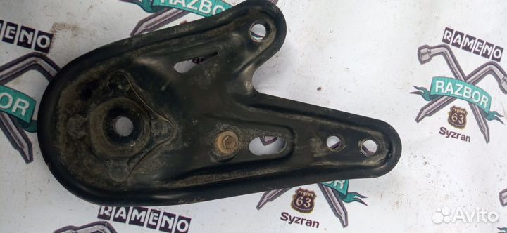 Кронштейн передней балки задний левый Toyota