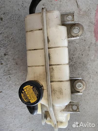 Расширительный бачок 4.5d Land Cruiser 200 1VD-FTV