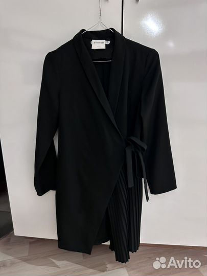 Платье на запах черное 44