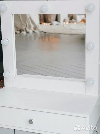 Гримерное зеркало с лампочками