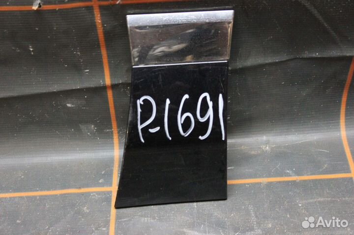 Накладка арки колёсной правая - Volkswagen Touareg