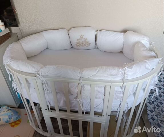 Детская кроватка с маятником