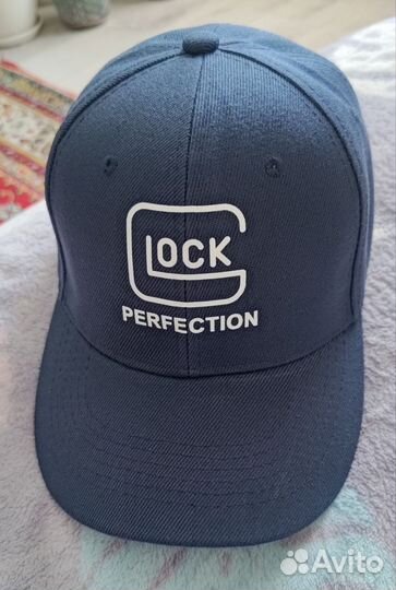 Бейсболка с логотипом производителя оружия