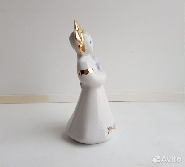 Статуэтка Девушка с голубем. Фестиваль 1985 зик