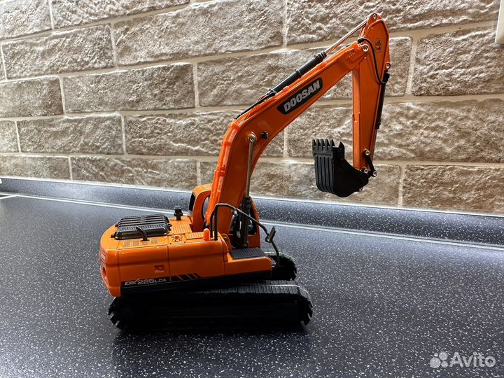 Масштабная модель экскаватора Doosan dx225lca