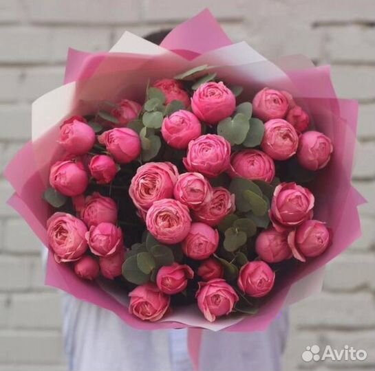 Букет из пионовидных кустовых роз и эвкалипта