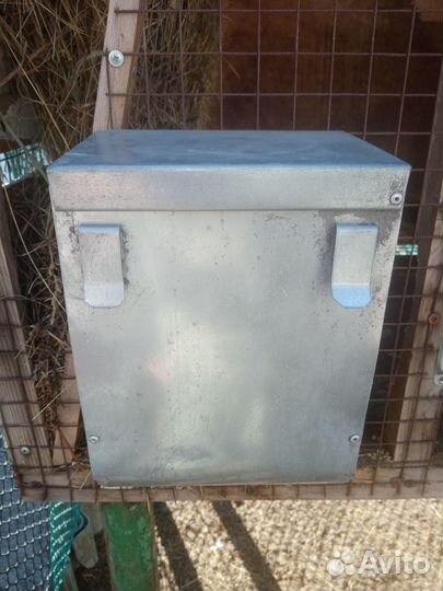 Бункерная кормушка для кроликов с крышкой