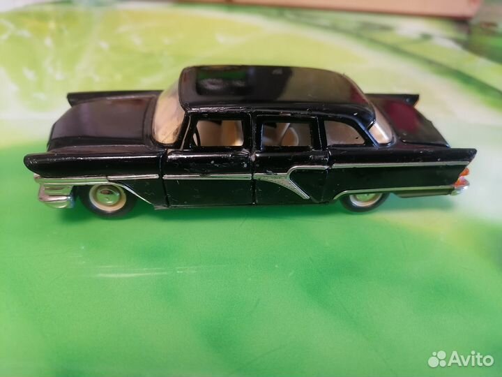 Модель автомобиля СССР Газ-13 Чайка