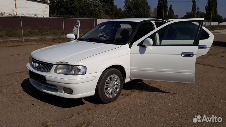 Крыло правое переднее Nissan sunny b15