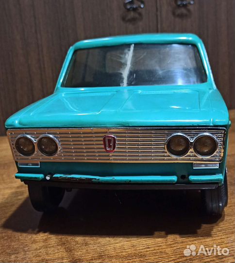 Игрушка Ваз 2103 Жигули 1978 год зелёная 1:10