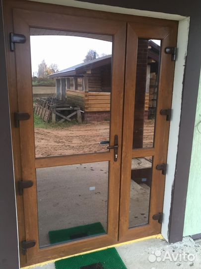 Пластиковая дверь в частный дом