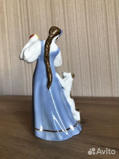 Статуэтка Царевна с яблоком Песочное