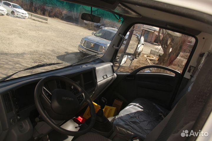 Бортовой грузовик Isuzu Elf с КМУ XCMG, 2024