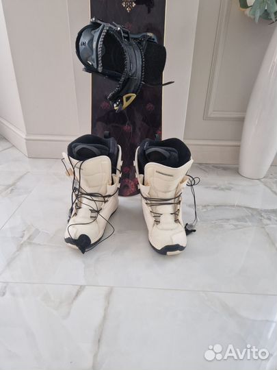 Доска с ботинками