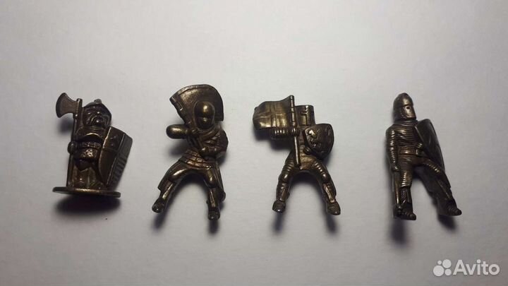 Металлические солдатики из киндеров
