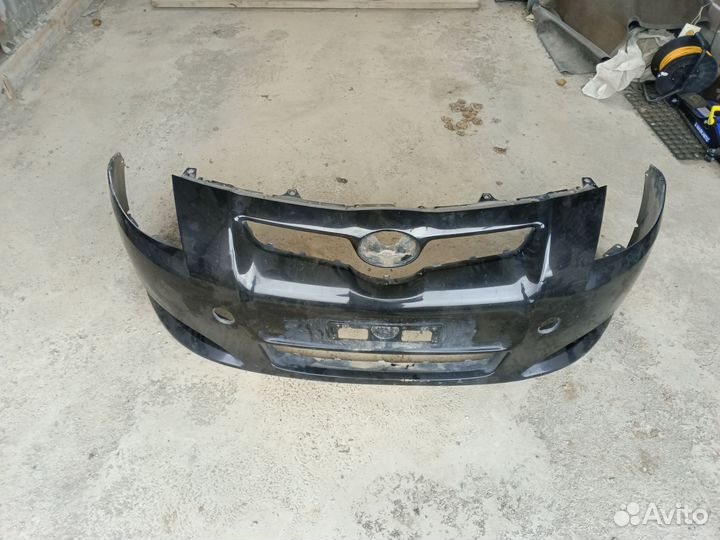 Передний бампер Тойота Аурис 2008