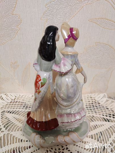 Статуэтка фарфор