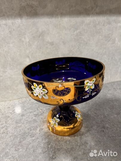 Ваза для фруктов на ножке цветное стекло