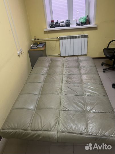 Кожаный диван