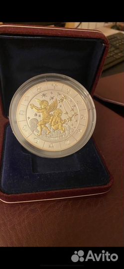 Большая коллекция монет и купюр