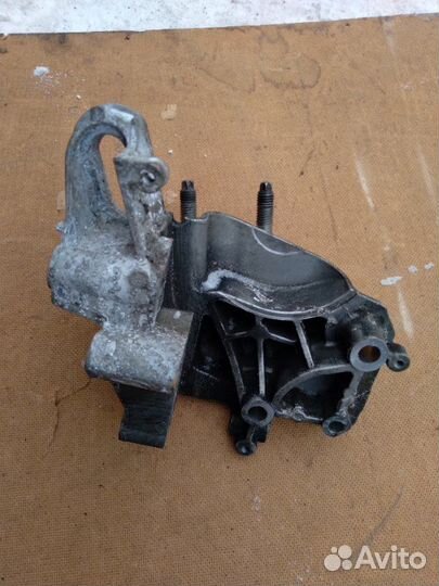 Кронштейн двигателя правый Ford Focus 3 pnda 2013