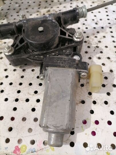 Стеклоподъемник передний правый Kia Rio 2