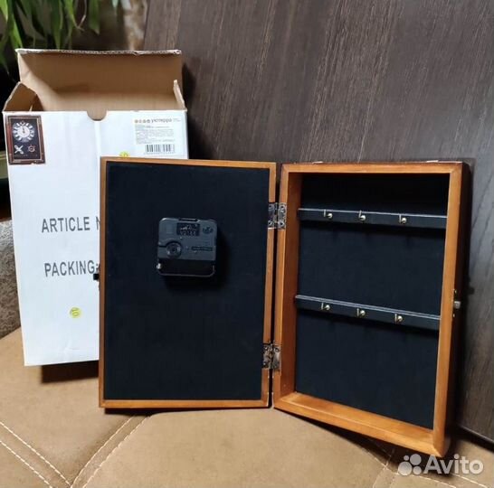 Ключница настенная из дерева с часами