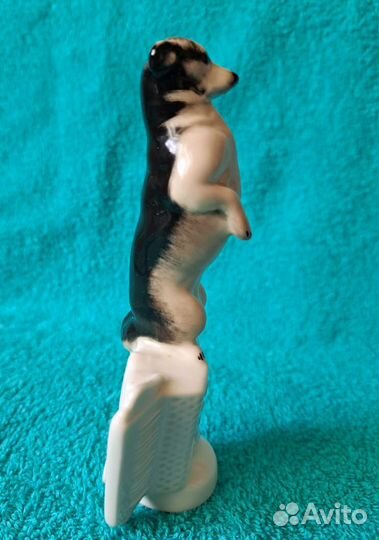 Фарфоровые статуэтка, Манюня на аккордеоне