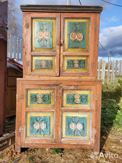 Старинный антикварный шкаф буфет
